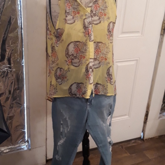 glam doll Denim - Ripped pants and skull combo